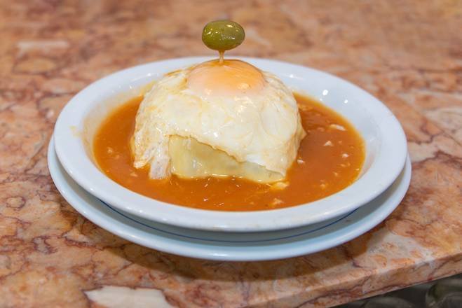 Uber Eats Gazela 加蛋 Francesinha 照片